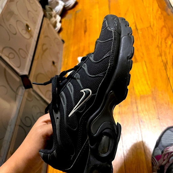 Black Nike Air Max Plus - Picture 1 of 4